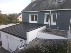 Démoussage de toiture en ardoise avec jet haute pression
