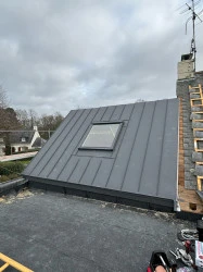 Entreprise de couverture pour création d'un système d'évacuation des eaux de pluie sur un toit plat  