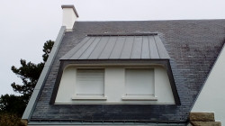 Rénovation de toiture ancienne en ardoises avec pose de châssis de toit